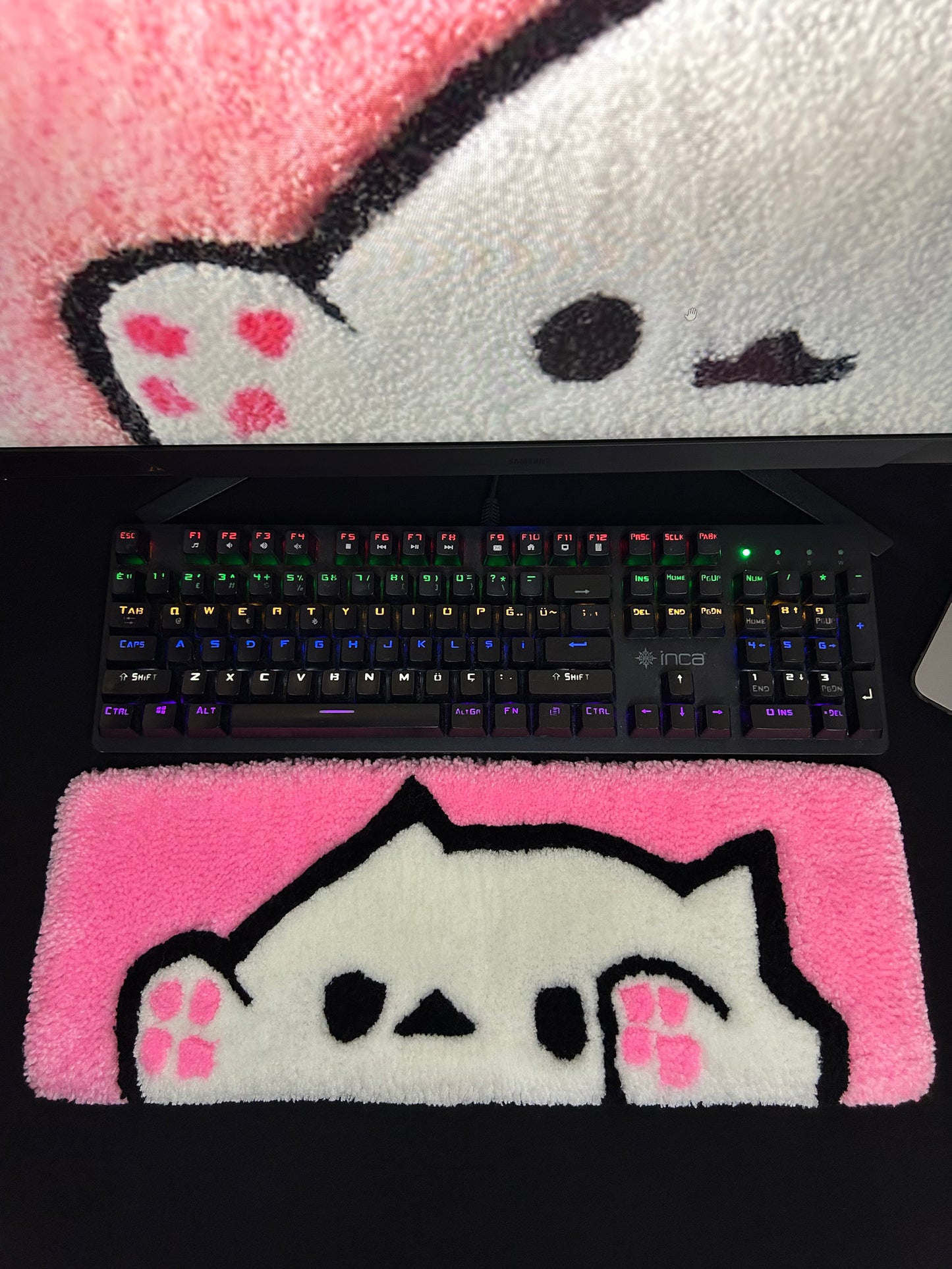 Kedili Klavye Halısı